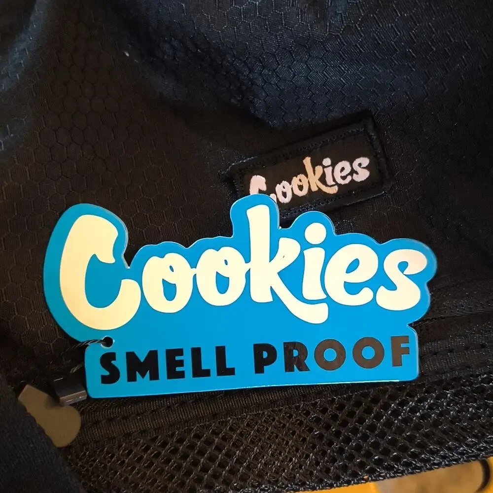 100% polyester with 3 compartments. Capacity of 44L